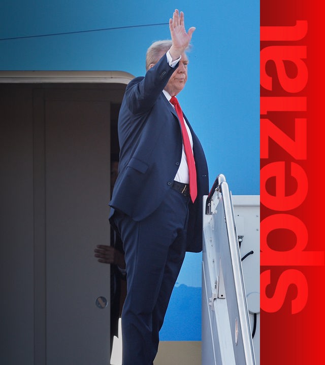 Donald Trump steigt in Alaska aus dem Flugzeug