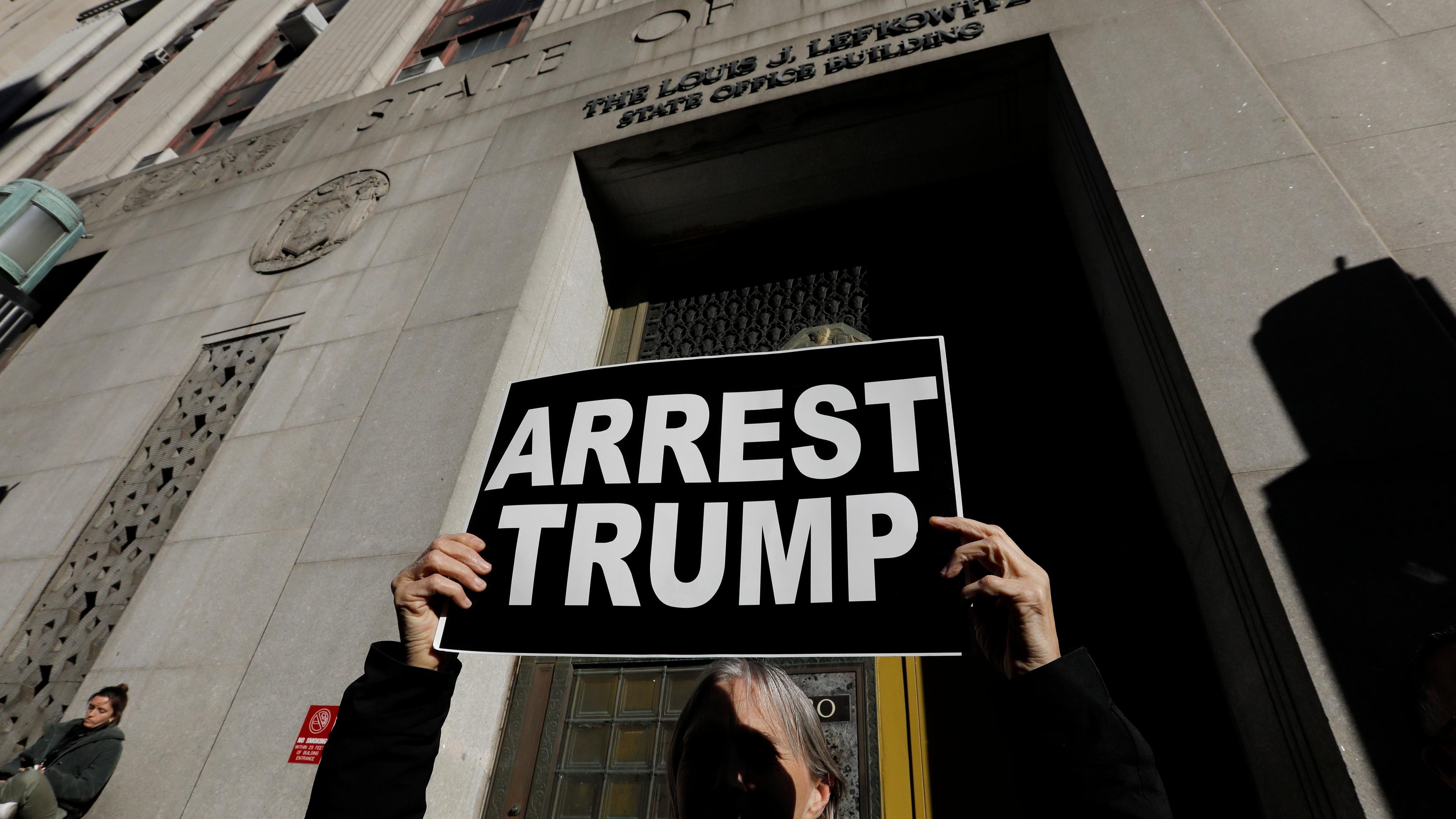 Ein Demonstrant vor dem Lewis J. Lefkowitz State Office Building in Manhattan
