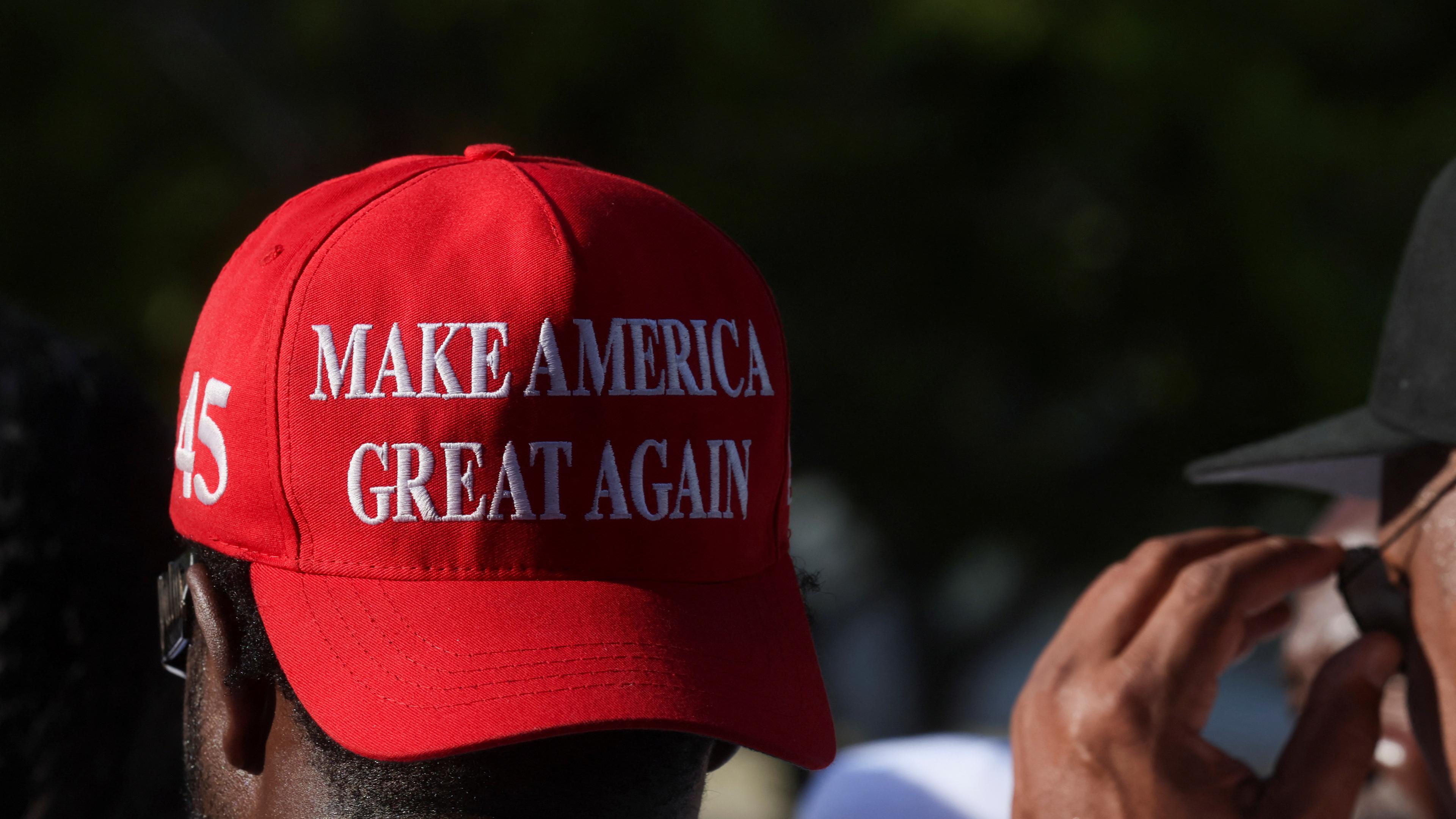 Jemand mit einer Kappe, auf der "Make America great again" steht