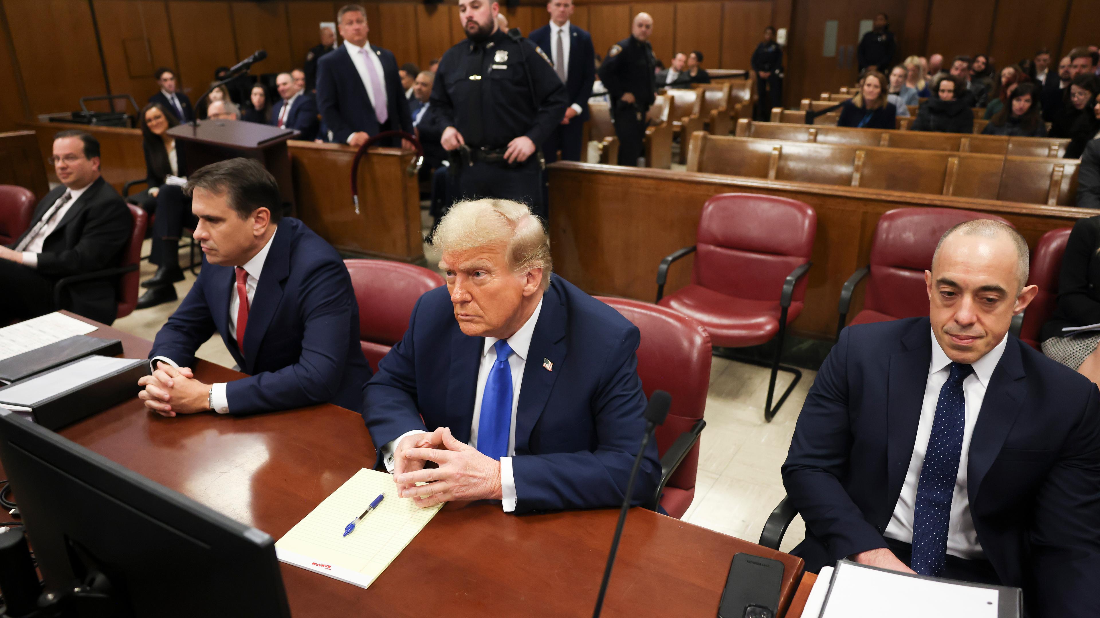 Der frühere US-Präsident Donald Trump sitzt mit seinen Anwälten im Gerichtssaal in Manhattan.