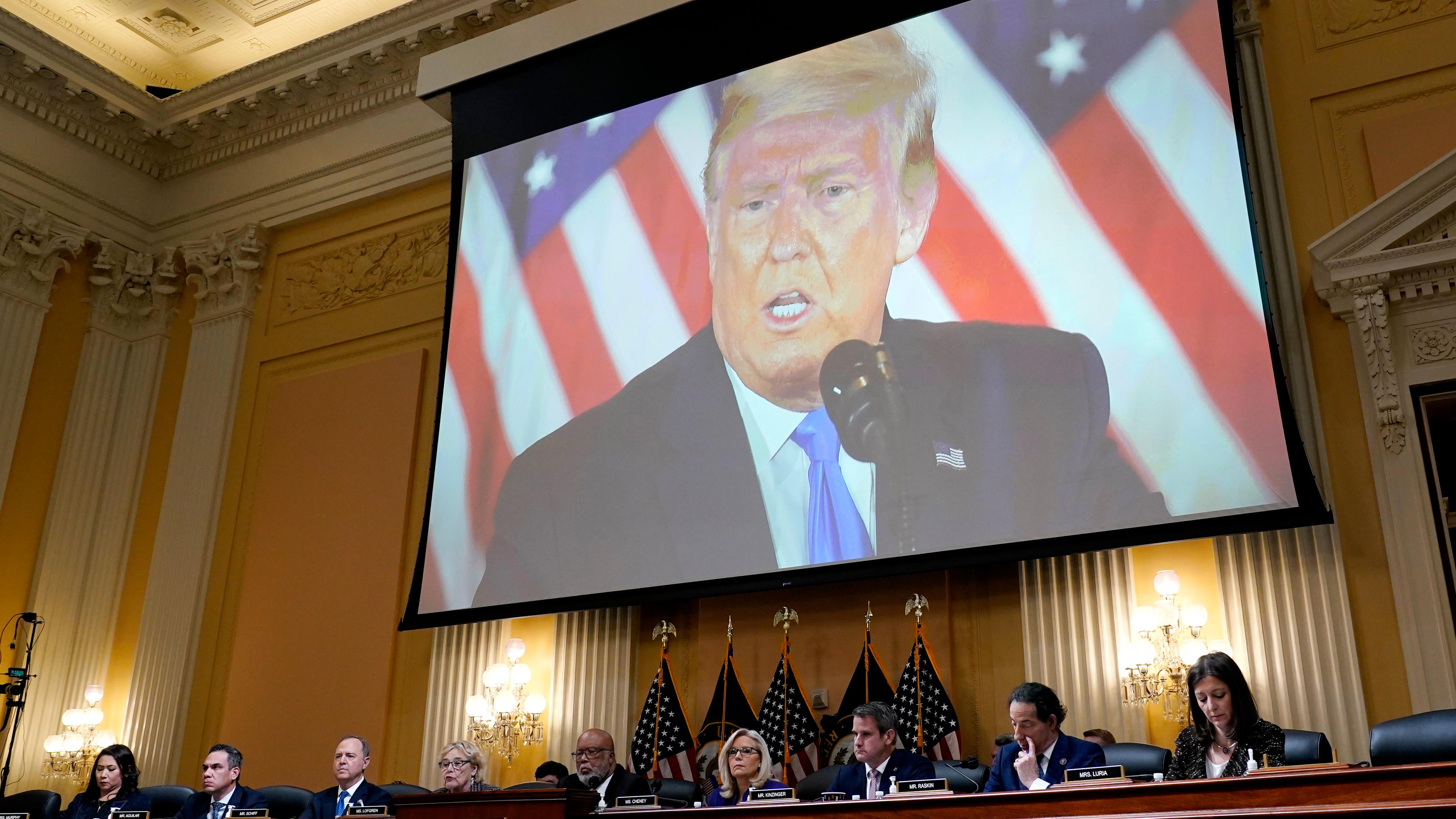 Ein Video des ehemaligen US-Präsidenten Trump wird auf einer Leinwand gezeigt, während der Untersuchungsausschuss zum Sturm auf das Kapitol.