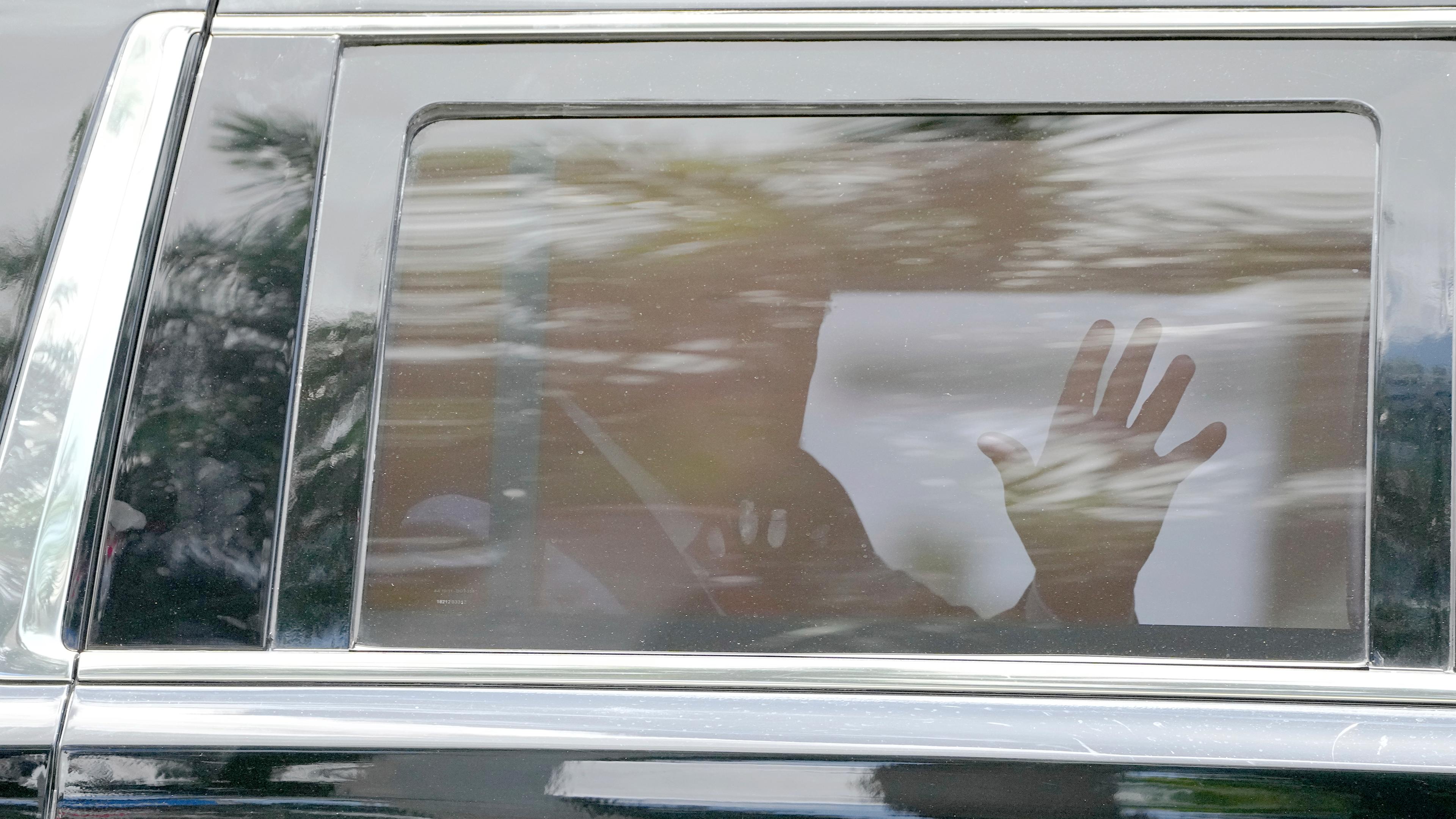 Der Ex-Präsident Donald Trump in seinem Auto beim Verlassen seines "Trump National Dorals Resort"