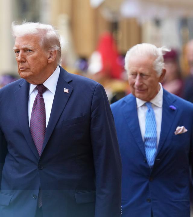 US-Präsident Trump neben einer königlichen Wache, gefolgt von König Charles dem Dritten.