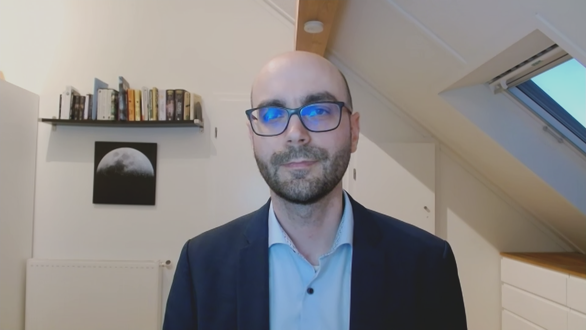 Politikwissenschaftler Nicolai von Ondarza in einem Videocall.