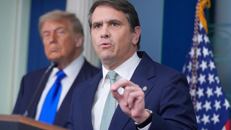 Der Justizminister Todd Blanche spricht im Besprechungsraum des Weißen Hauses in Washington zu den Medien.