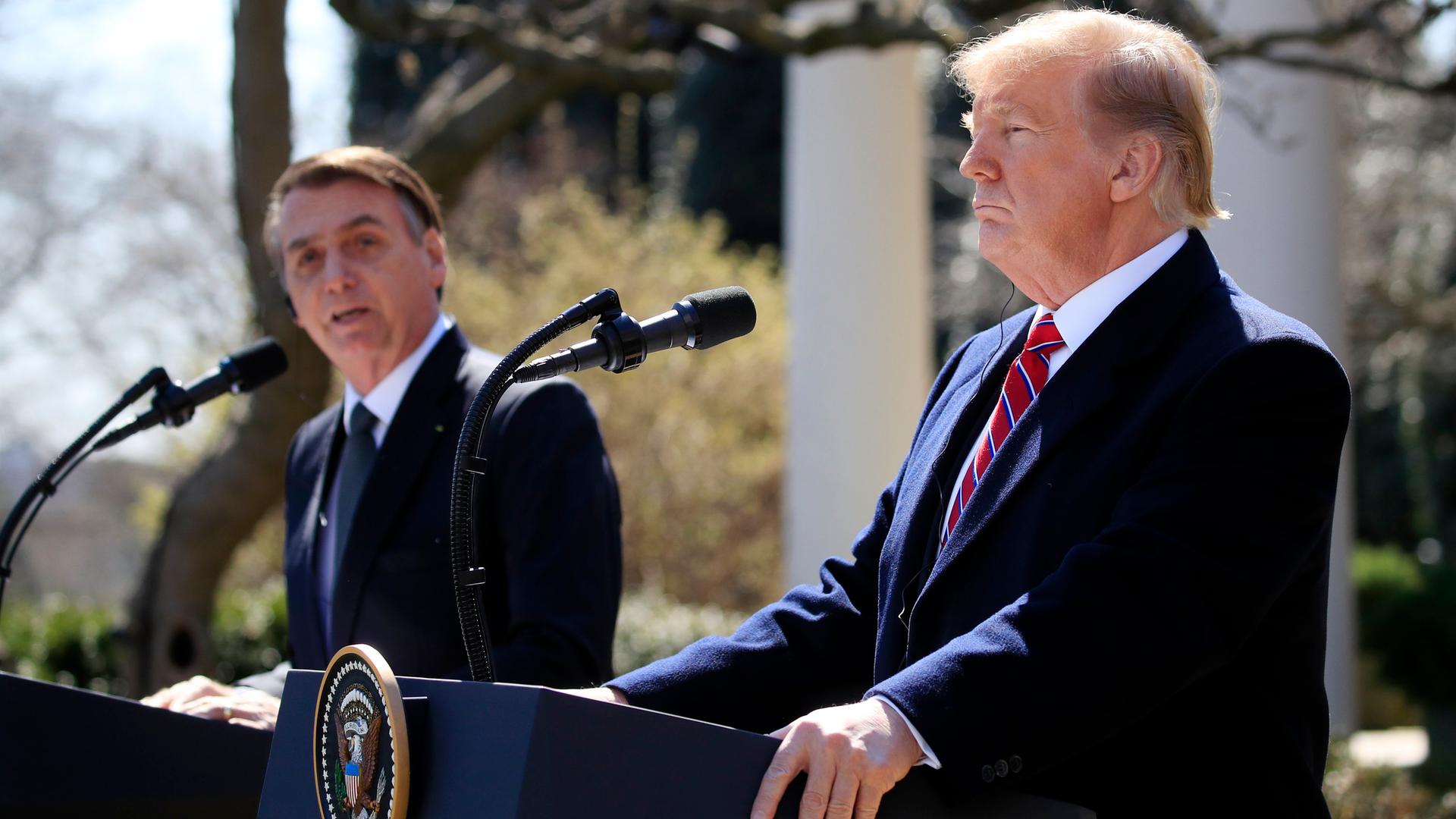 Donald Trump und Jair Bolsonaro vor dem Weißen Haus