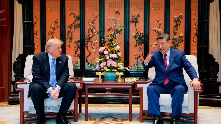 15.05.2026, China, Peking: Der chinesische Präsident Xi Jinping (r) spricht während eines Treffens mit US-Präsident Donald Trump am Rande ihres Besuchs im Zhongnanhai-Garten. 