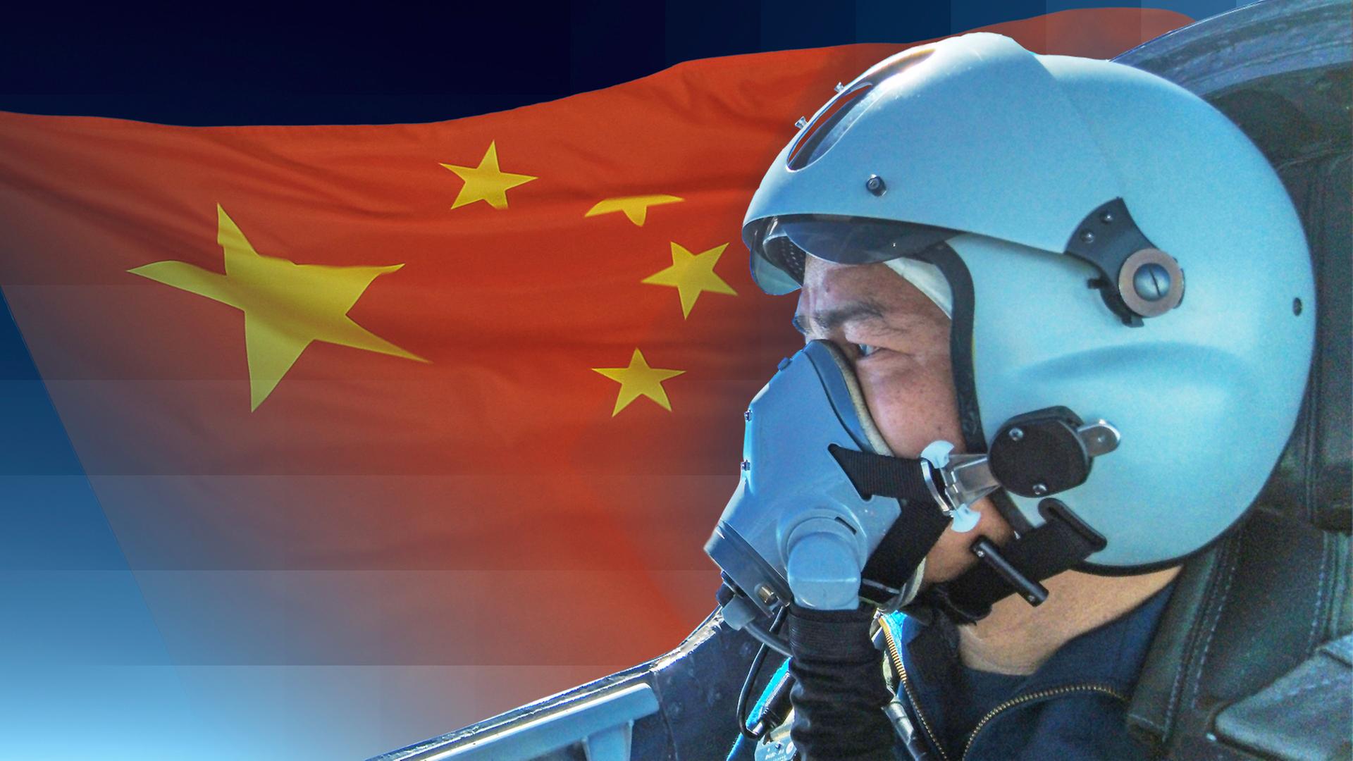 Ein Luftwaffenpilot ist vor der Flagge Chinas zu sehen.