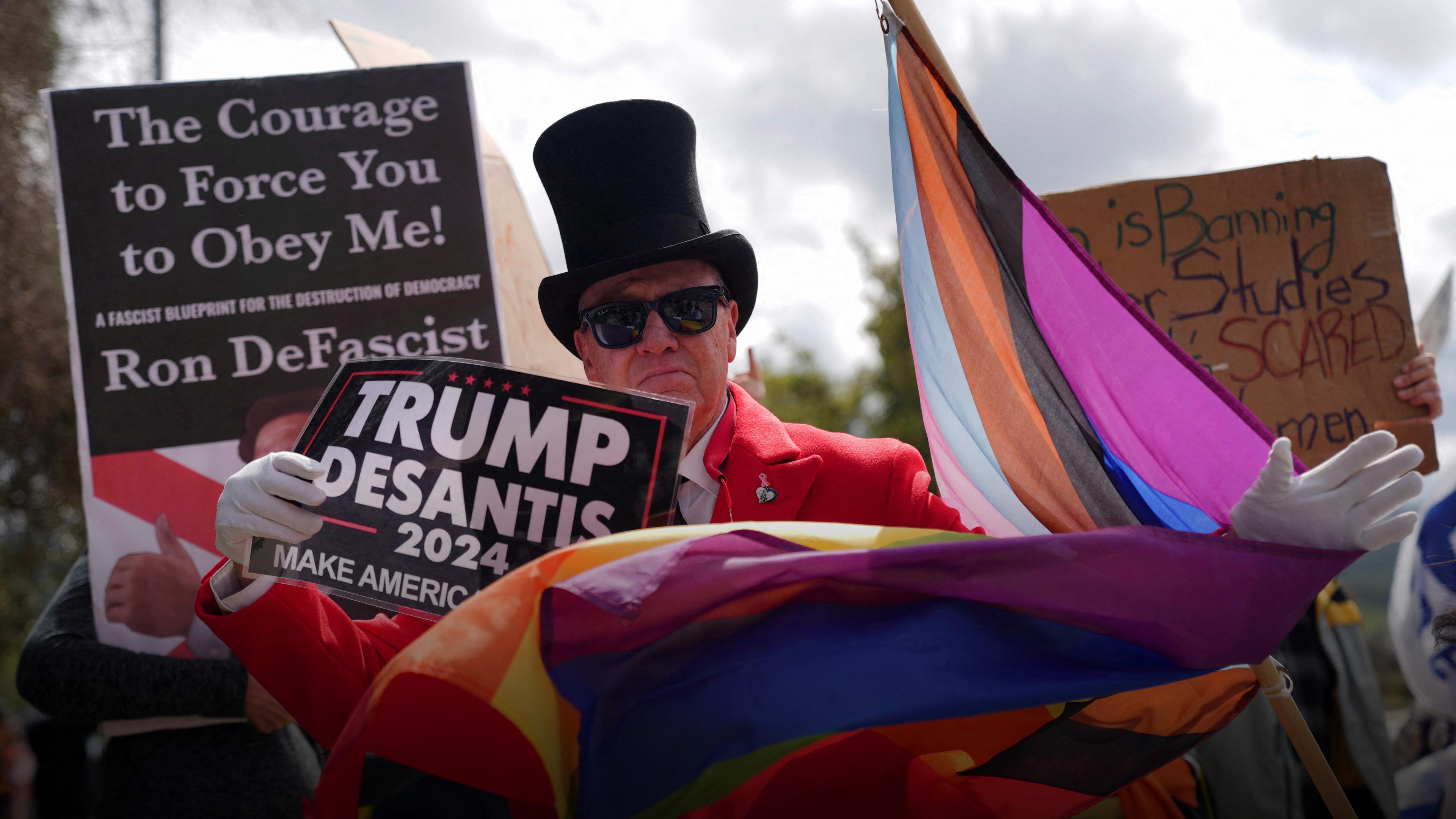 Ein Mann hält ein Schild, das den Gouverneur von Florida und wahrscheinlichen republikanischen Präsidentschaftskandidaten 2024, Ron DeSantis, und den ehemaligen US-Präsidenten Donald Trump unterstützt in Simi Valley, Kalifornien, USA, am 05.03.2023