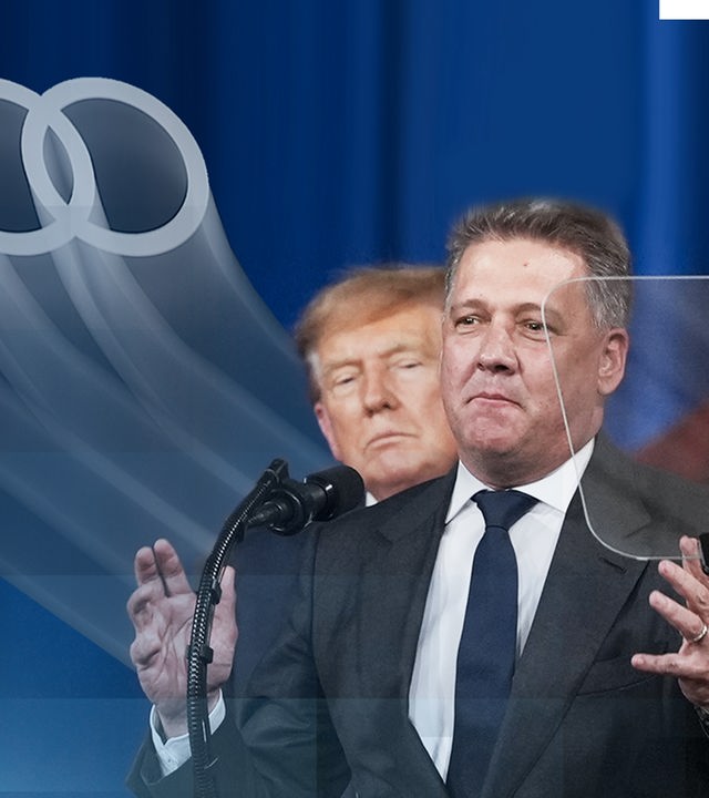 Links sind die typischen vier Audi-Ringe zu sehen. Rechts umarmen sich Donald Trump und Audi-Chef Gernot Döllner.