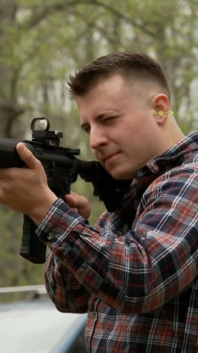 Allen Stevenson, Mitglied der Young Republicans Faquier County, Virginia, mit einer Waffe.