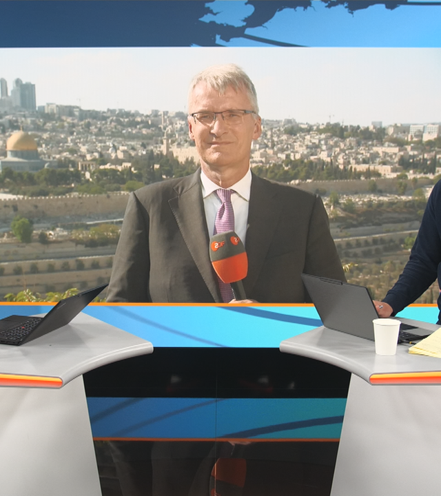 ZDF-Reporter Luc Walpot; ZDF Korrespondent Elmar Theveßen; Moderator Christian Hoch