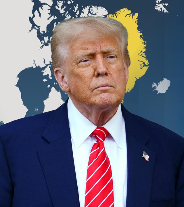 Donald Trump vor einer Grafik einer Weltkarte, auf der die USA und Grönland farbig markiert sind.