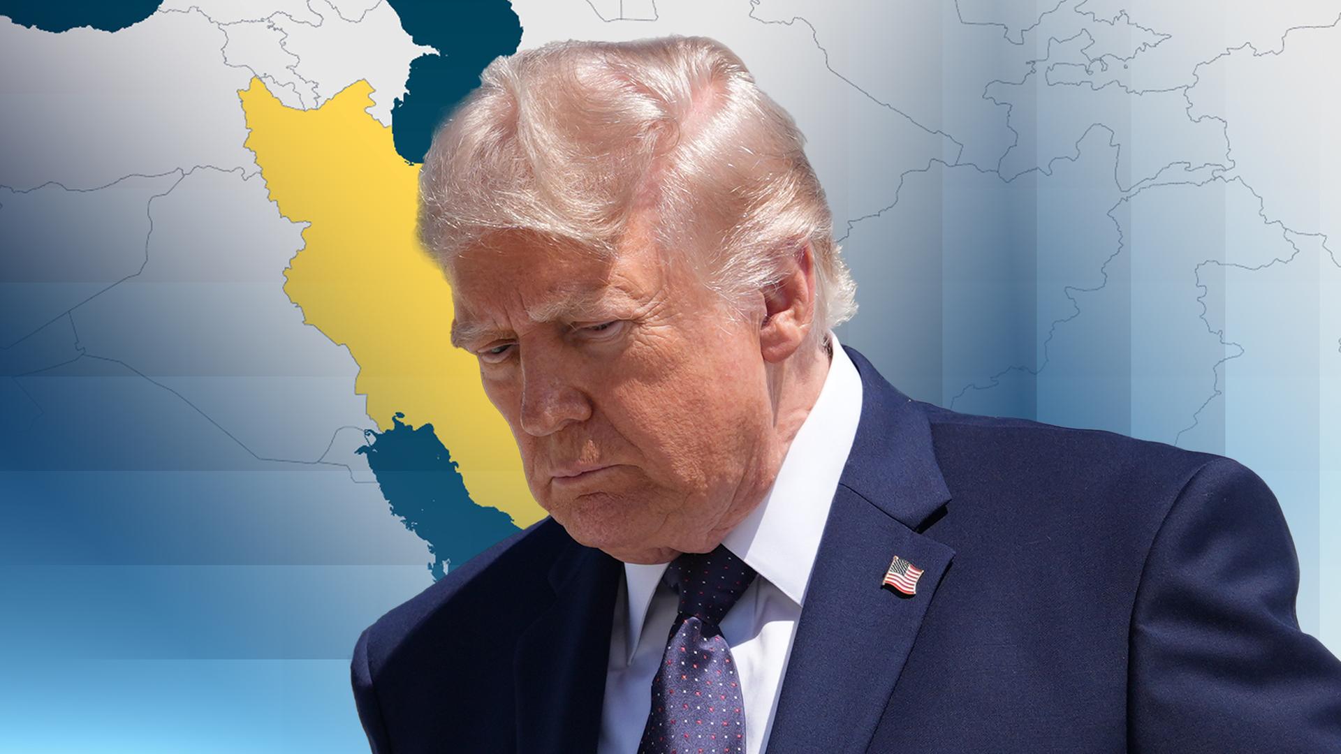 Donald Trump hält den Kopf gesenkt. Hinter ihm ist eine Karte vom Iran.