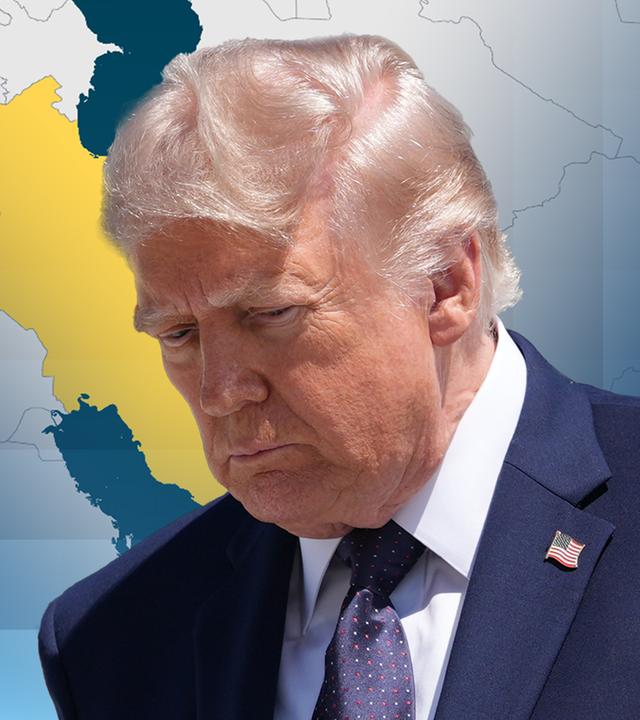Donald Trump hält den Kopf gesenkt. Hinter ihm ist eine Karte vom Iran.