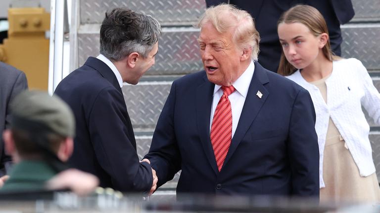 Republik Irland, Dublin: US-Präsident Donald Trump wird bei seiner Ankunft mit der Air Force One auf dem Flughafen Dublin zu Beginn seiner Reise in die Republik Irland von Tánaiste Simon Harris begrüßt.