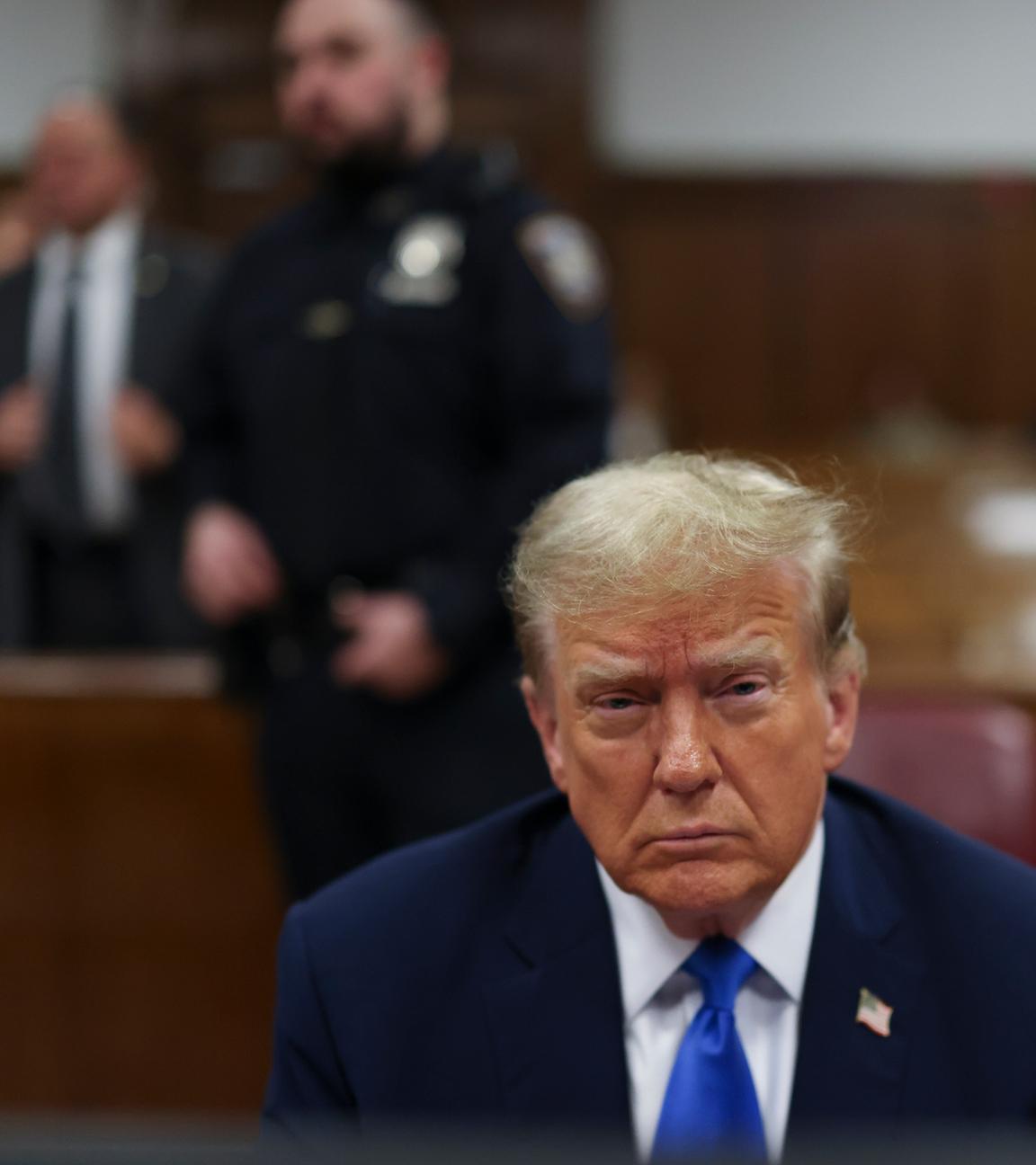 Der ehemalige Präsident Donald Trump erwartet den Beginn des Verfahrens während der Juryauswahl am Manhattaner Strafgericht am 18. 04. 2024 in New York. 