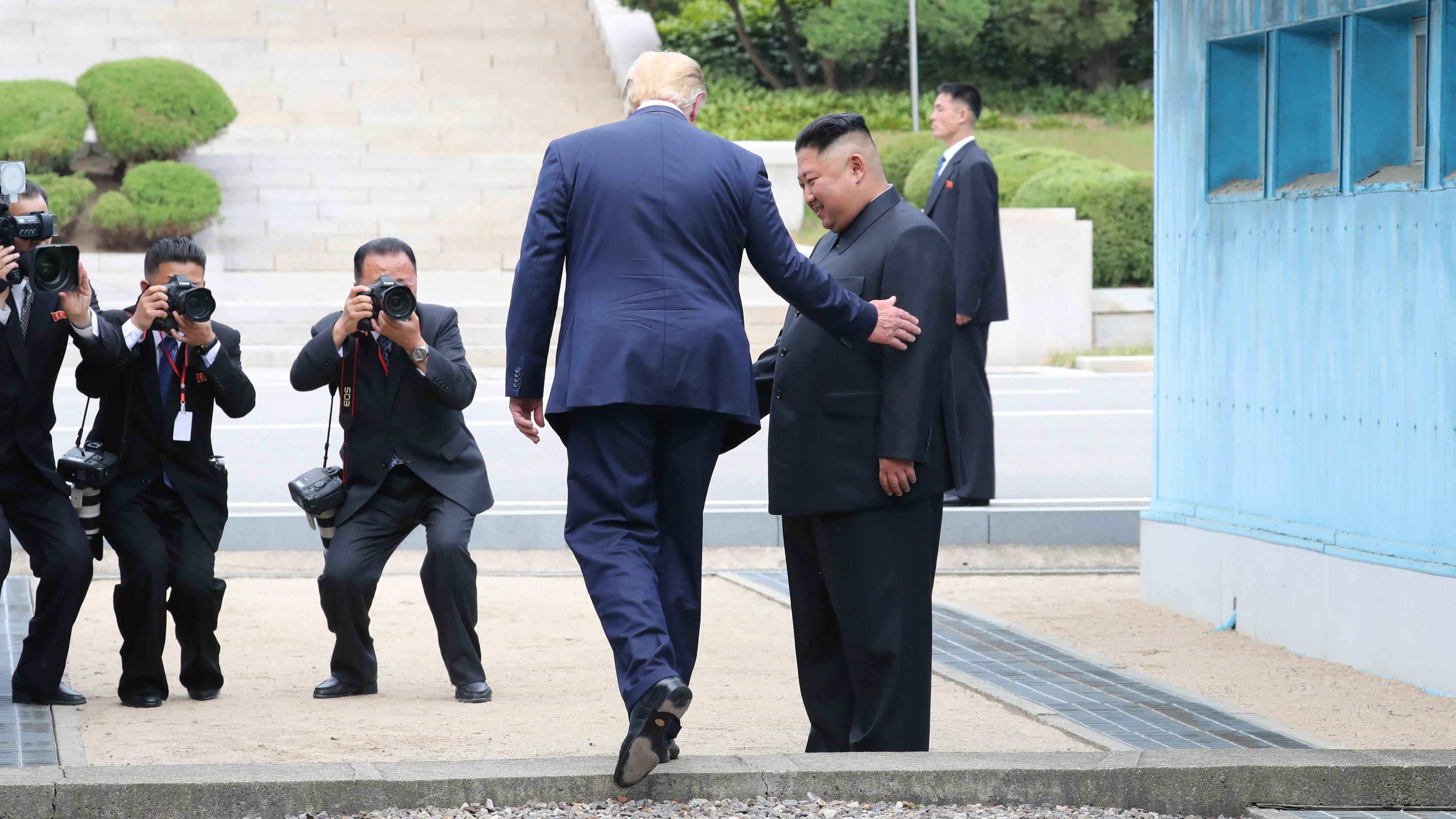Trump übertritt die innerkoreanische Grenze