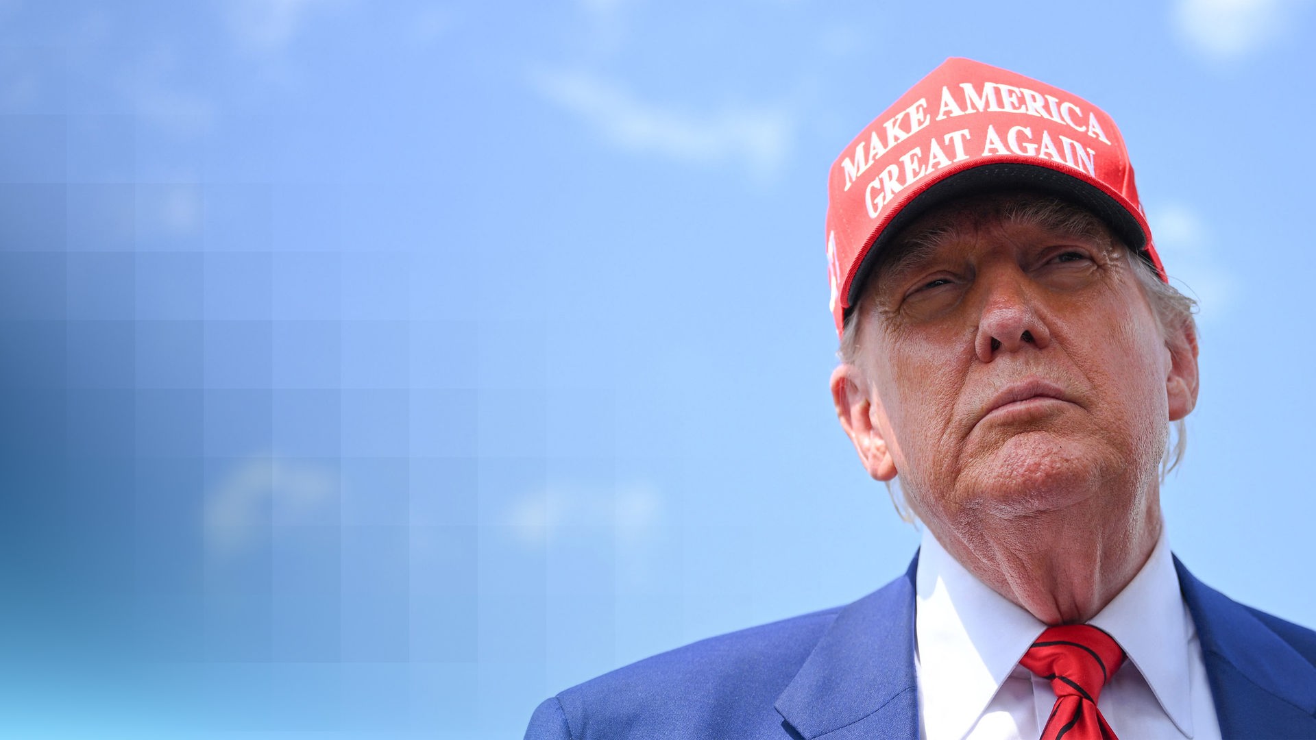 US-Präsident Donald Trump mit roter MAGA-Kappe auf dem Kopf. Der weiße Schriftzug sagt "Make America Great Again".