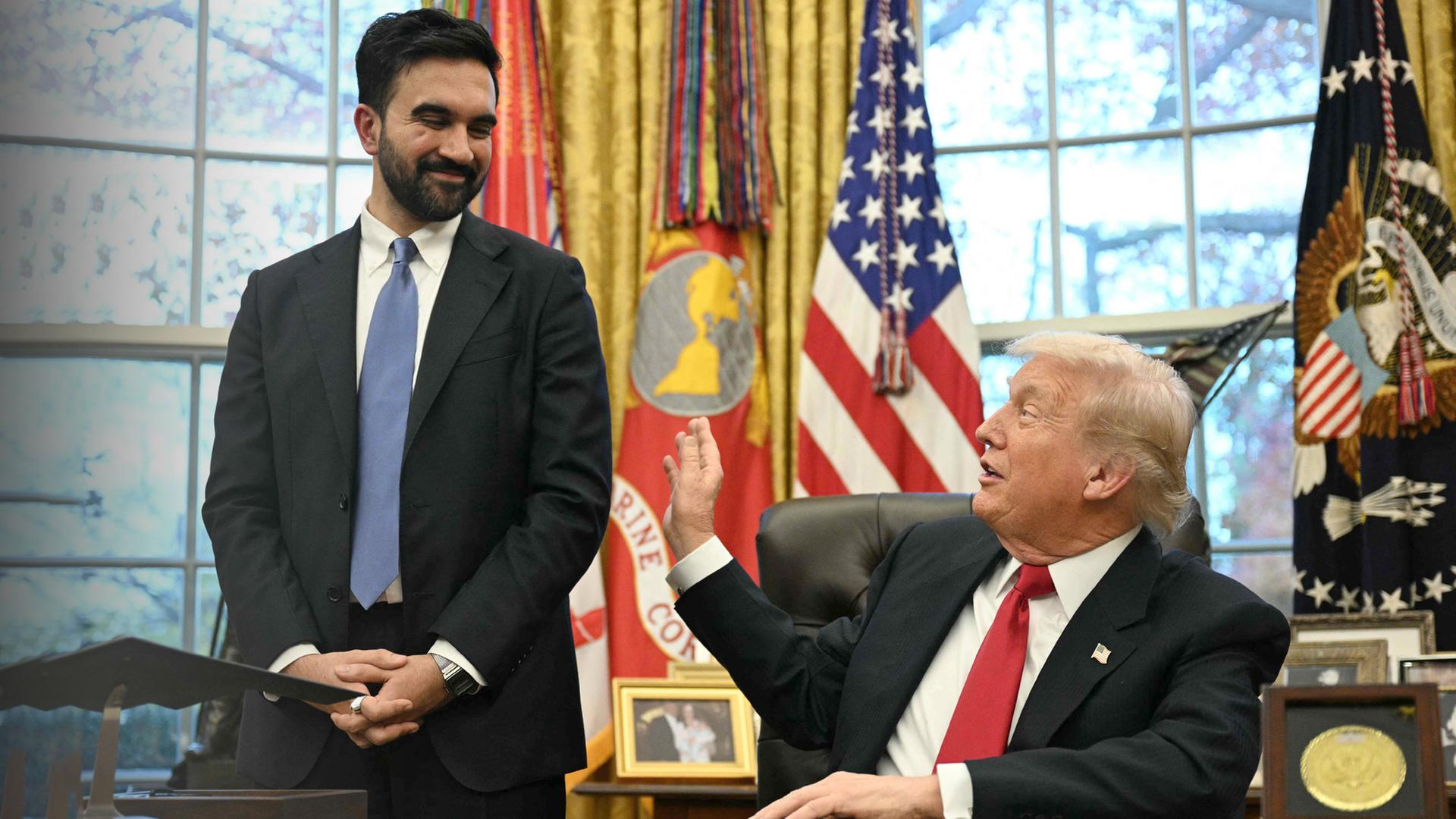 New Yorks zukünftiger Bürgermeister Zohran Mamdani steht neben US-Präsident Donald Trump im Oval-Office