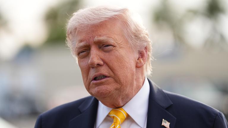 02.05.2026, USA, West Palm Beach: US-Präsident Donald Trump spricht mit Reportern, bevor er auf dem Palm Beach International Airport auf dem Weg nach Miami in die Air Force One steigt.