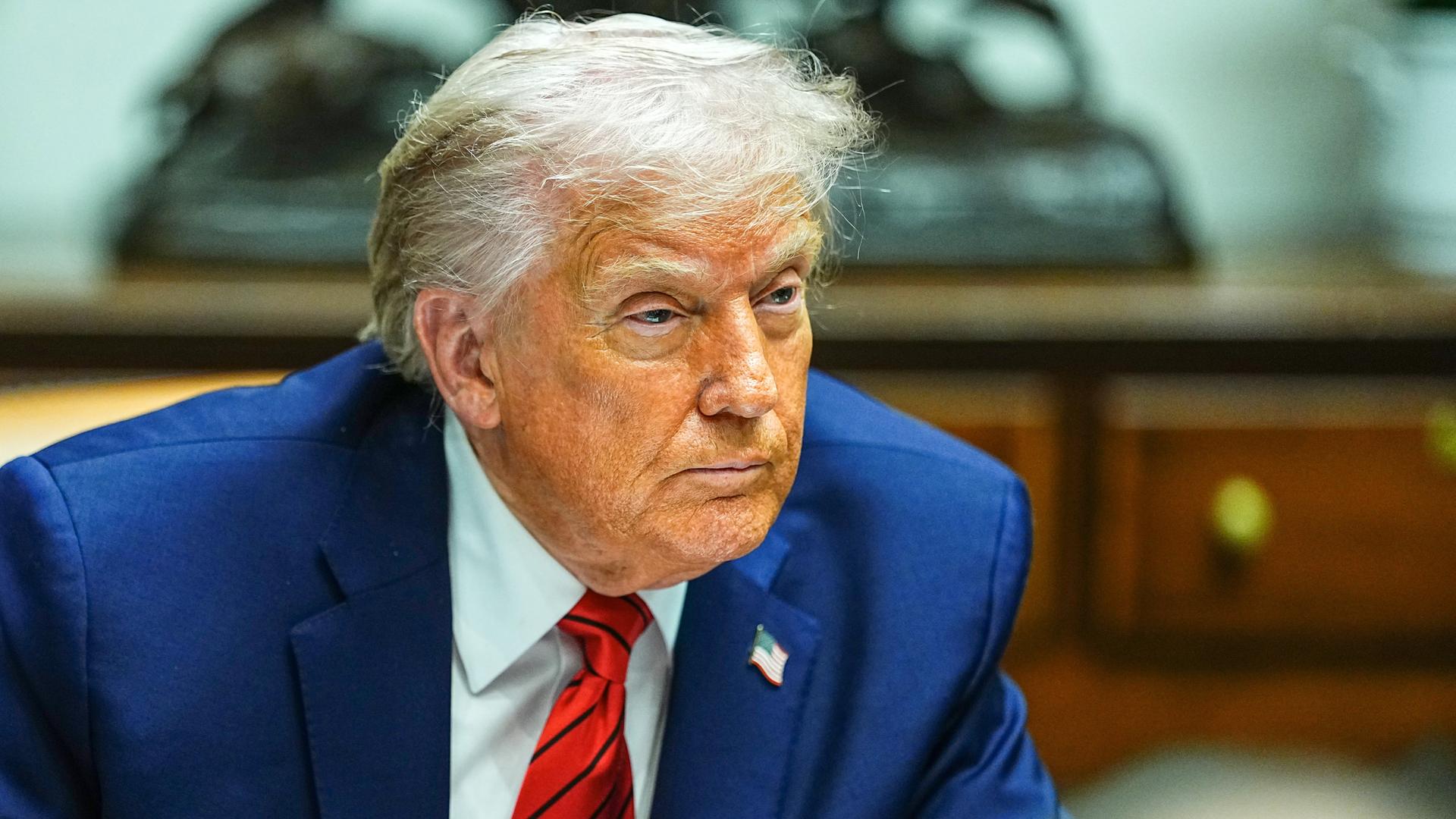 Trump mit ernstem Blick