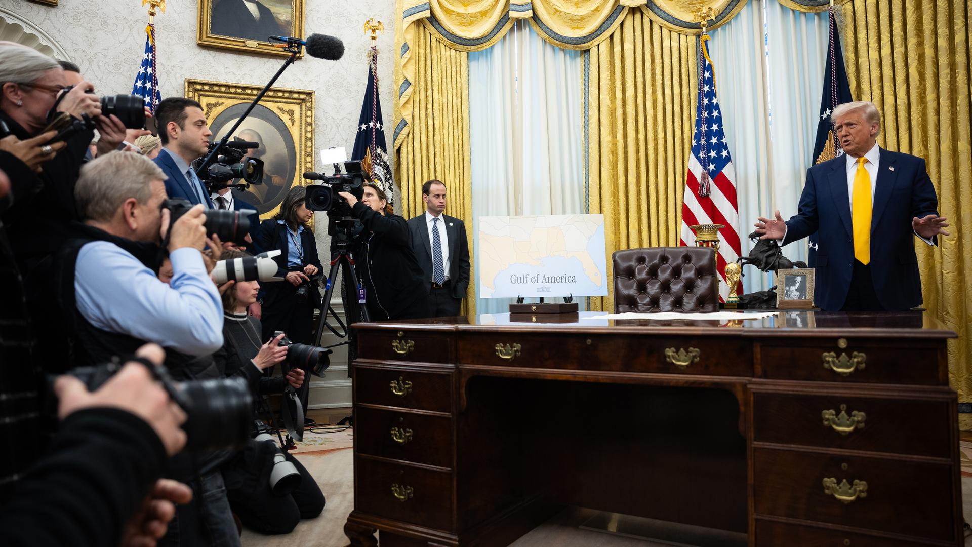 Pressevertreter und Donald Trump im Oval Office