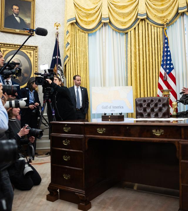 Pressevertreter und Donald Trump im Oval Office