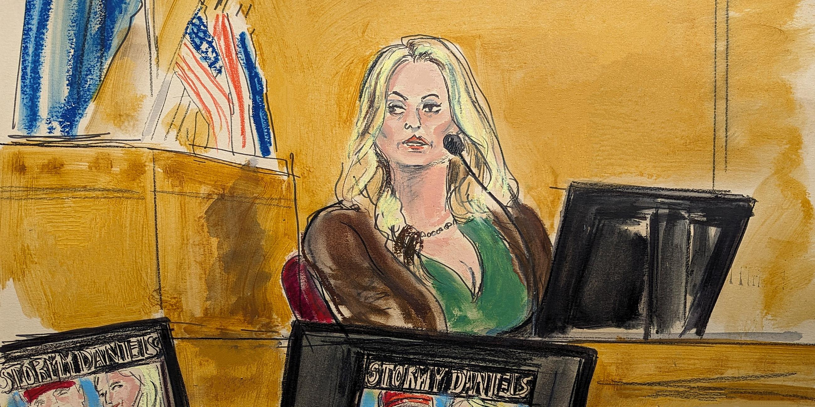 09.05.2024, USA, New York: Auf dieser Gerichtszeichnung sagt Stormy Daniels im Zeugenstand aus, während ein Werbebild für eine ihrer Shows, das ein Bild von Trump zeigt, auf Monitoren in einem Strafgericht in Manhattan angezeigt wird.