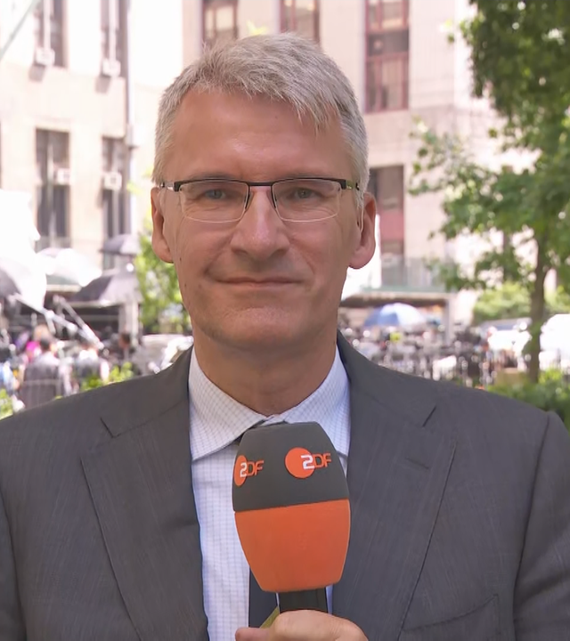 ZDF-Korrespondent Elmar Theveßen in New York bei ZDFheute live.