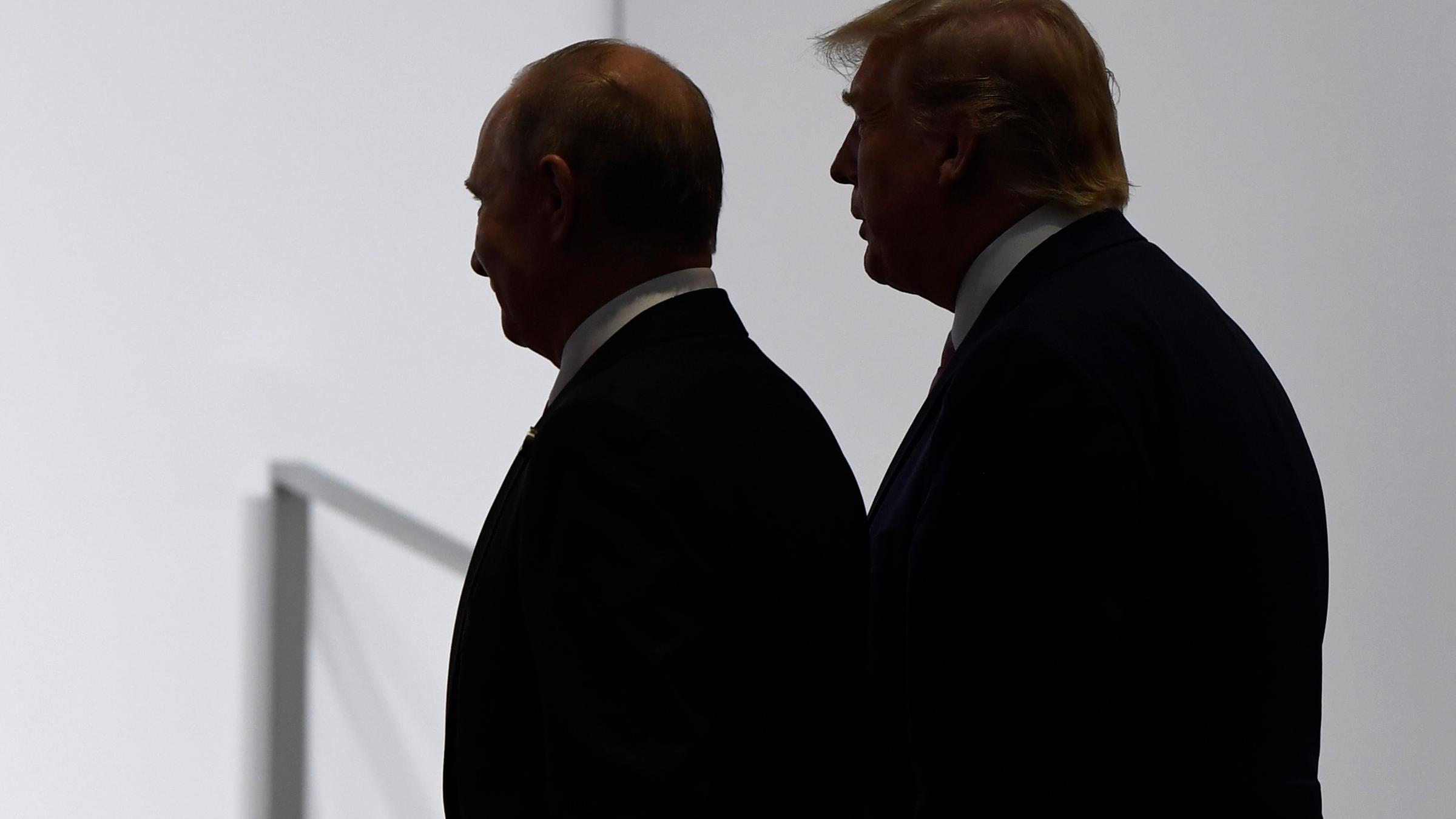 Archiv: Die Silhouetten von Donald Trump und Wladimir Putin