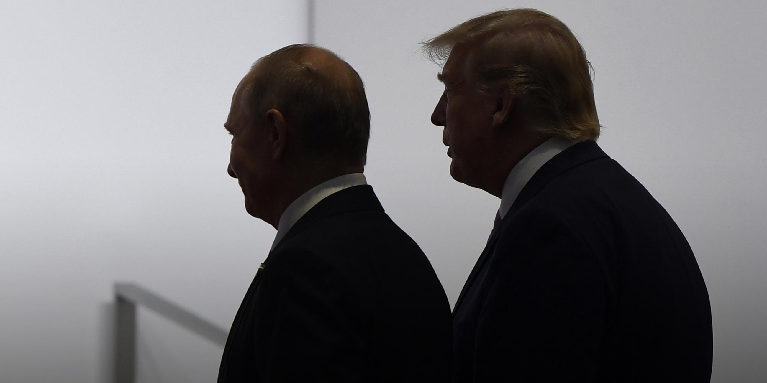 Archiv: Die Silhouetten von Donald Trump und Wladimir Putin