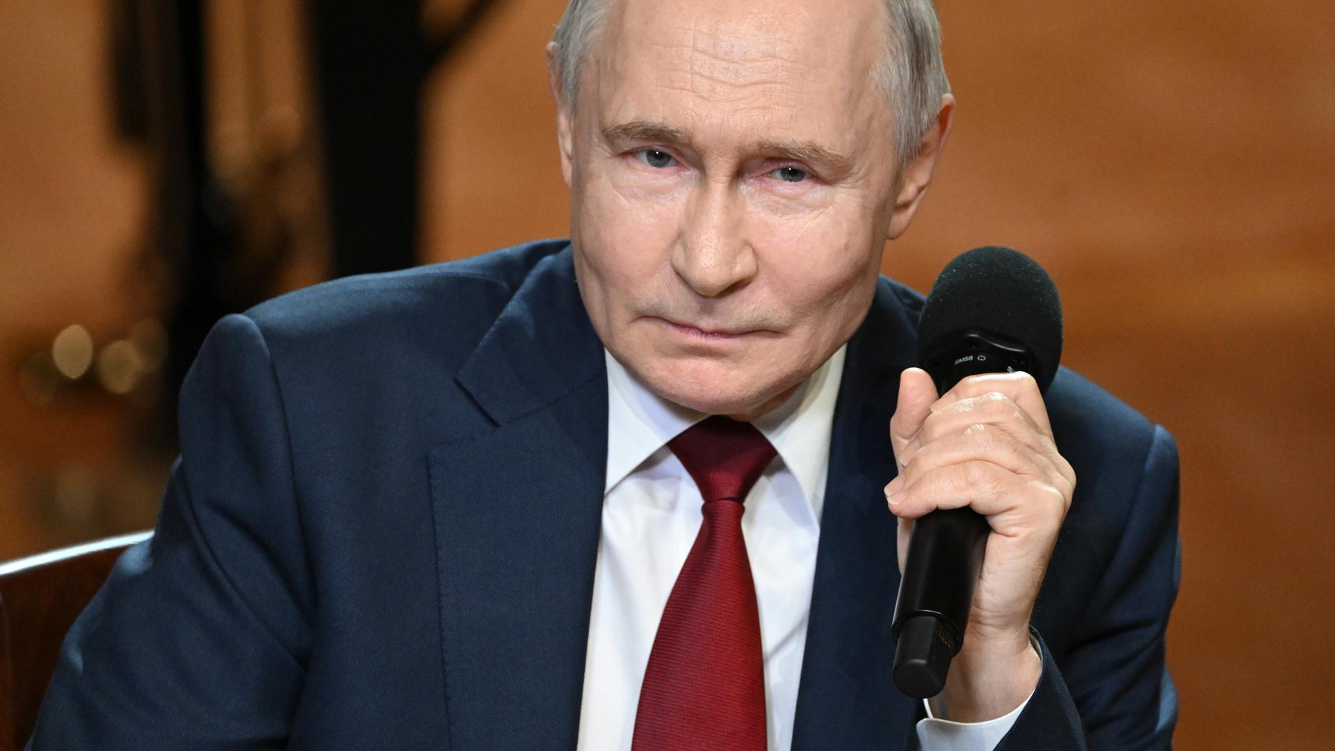 Der russische Präsident Wladimir Putin bei einem Treffen mit Schülern und Lehrern der Musikschule „Sirius“.