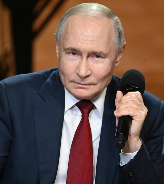 Der russische Präsident Wladimir Putin bei einem Treffen mit Schülern und Lehrern der Musikschule „Sirius“.