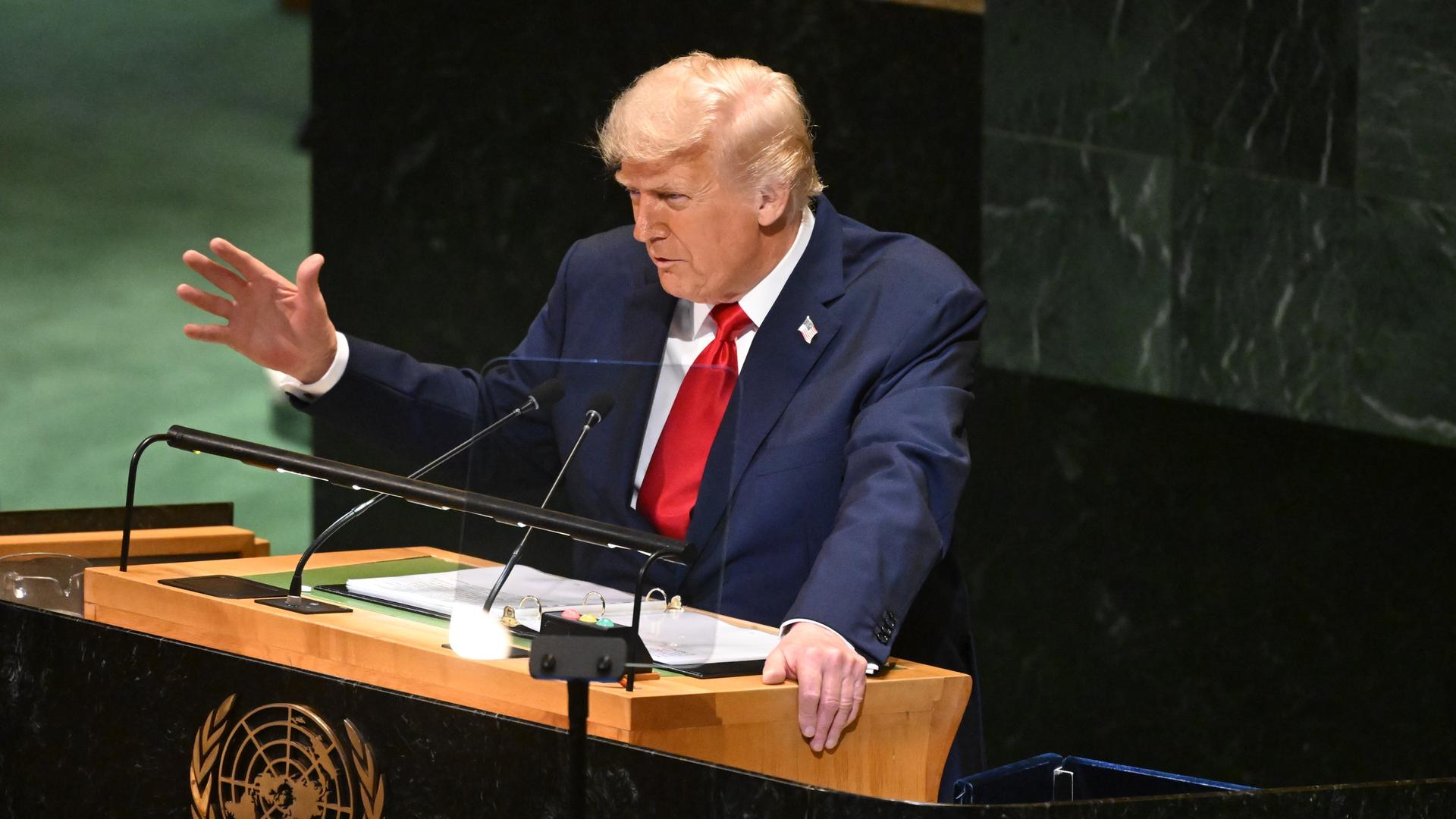 Trump steht am Podium bei der UN-Vollversammlung.