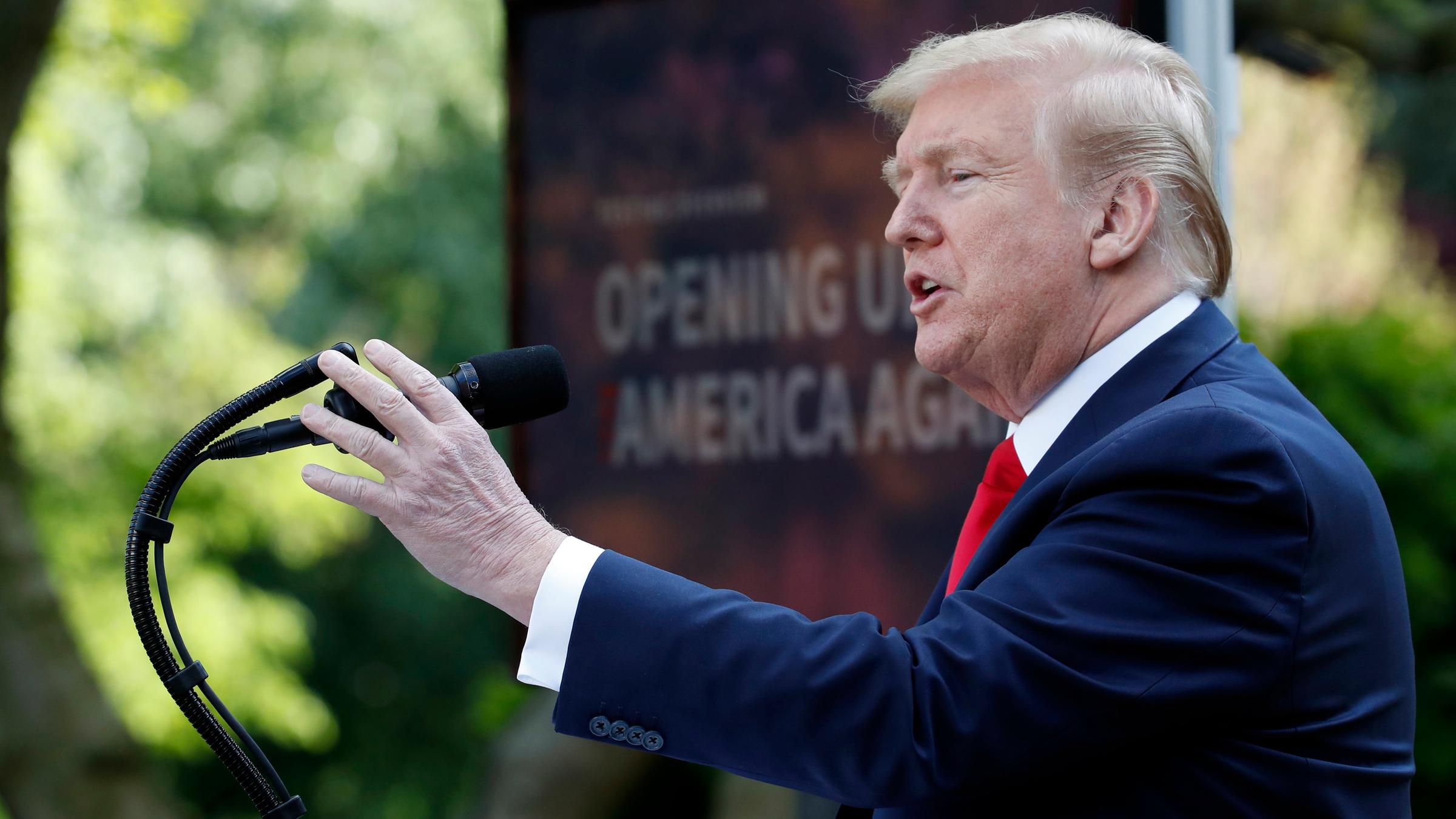 US-Präsident Trump spricht zu Journalisten während eines Corona-Briefings im Rosengarten des Weißen Hauses. 