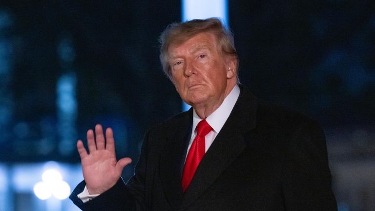 US-Präsident Donald Trump winkt, während er am 10.10.2026 auf dem South Lawn des Weißen Hauses in Washington, D.C., USA, zur Residenz geht.