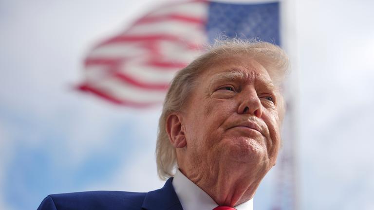 Präsident Donald Trump spricht am Freitag, dem 16. Oktober 2026, in Washington mit Reportern, bevor er auf dem South Lawn des Weißen Hauses in die „Marine One“ einsteigt.