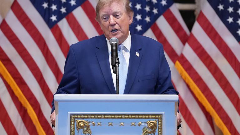 Präsident Donald Trump hält eine Rede.