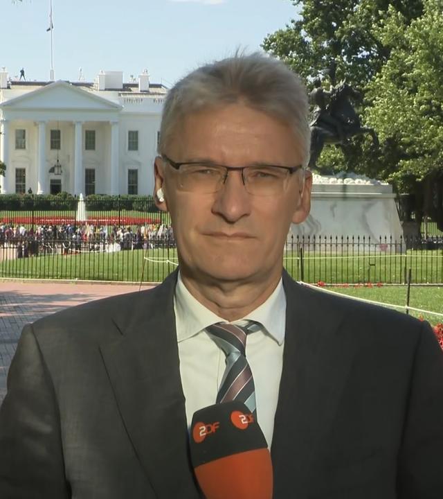 ZDF-Korrespondent Elmar Theveßen vor dem weißen Haus