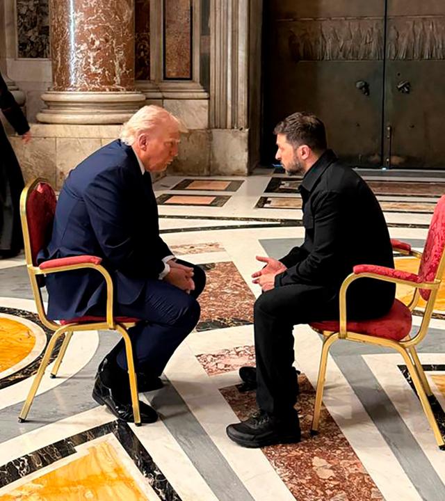 Trump und Selenykyj sitzen sich nah gegenüber.