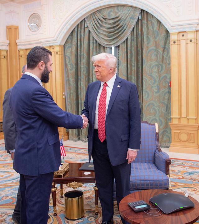Der syrische Interimspräsident Ahmad al-Sharaa schüttelt US-Präsident Donald Trump die Hand.