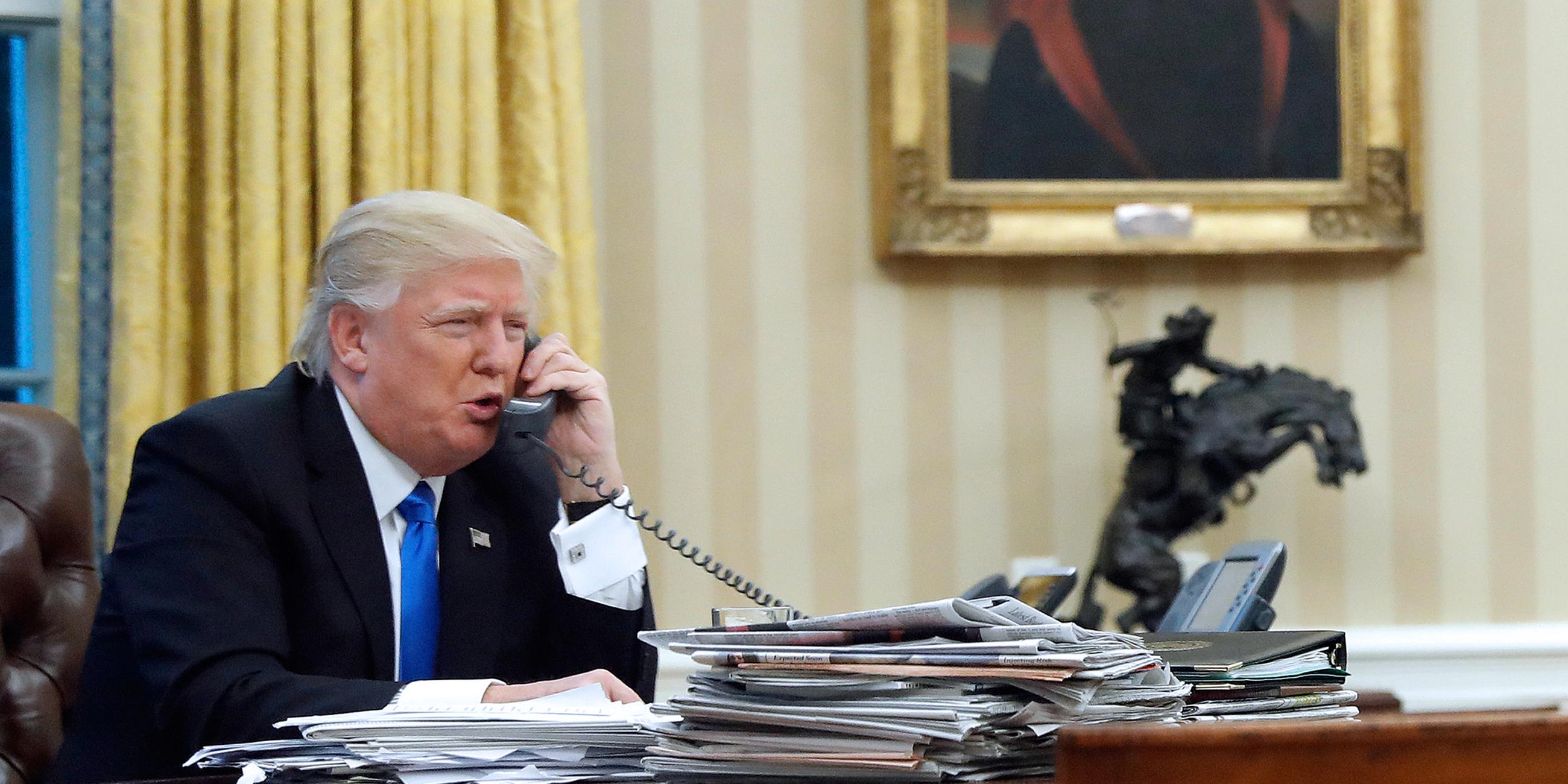 Archiv: Donald Trump telefoniert