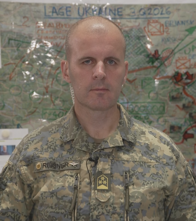 Oberst Reisner vor militärischen Verlaufskarten des Ukraine-Kriegs. 
