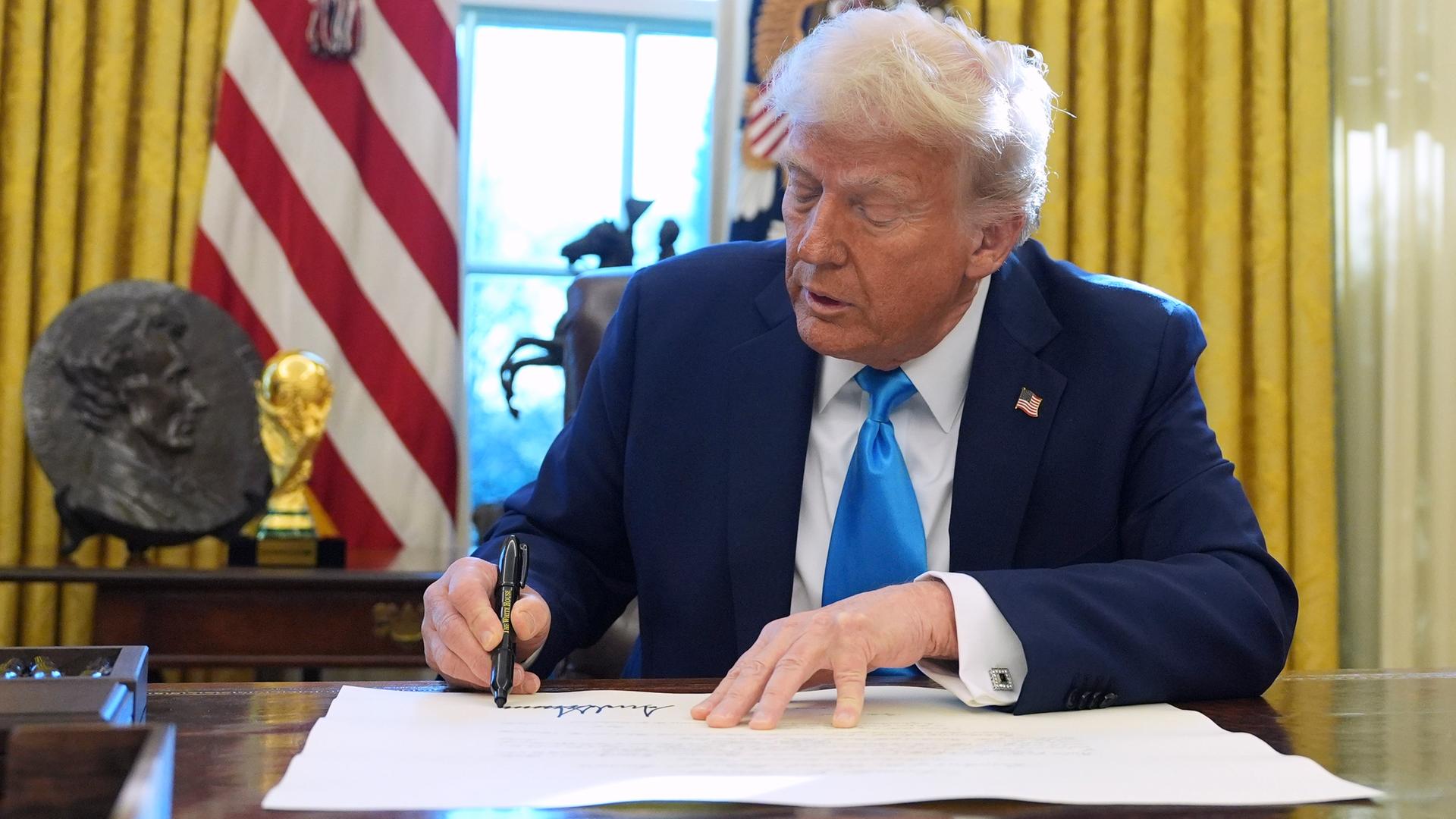Washington: US-Präsident Donald Trump zeigt ein unterzeichnetes Dekret im Oval Office des Weißen Hauses