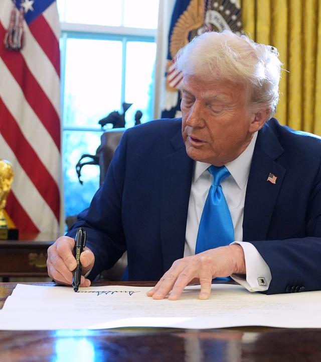 Washington: US-Präsident Donald Trump zeigt ein unterzeichnetes Dekret im Oval Office des Weißen Hauses