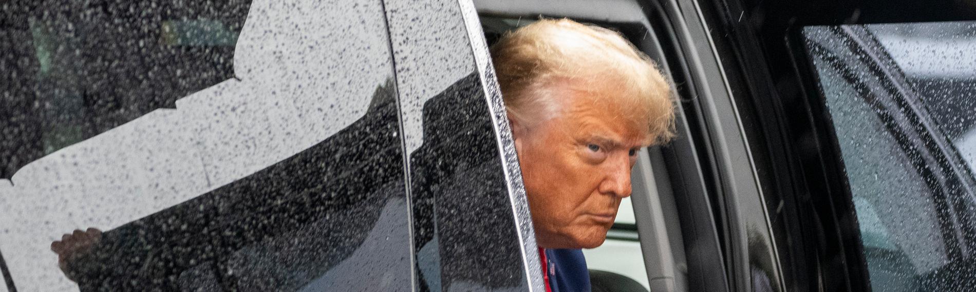 Der ehemalige Präsident Trump steigt aus dem Auto, nachdem er vor Gericht auf nicht schuldig plädierte.