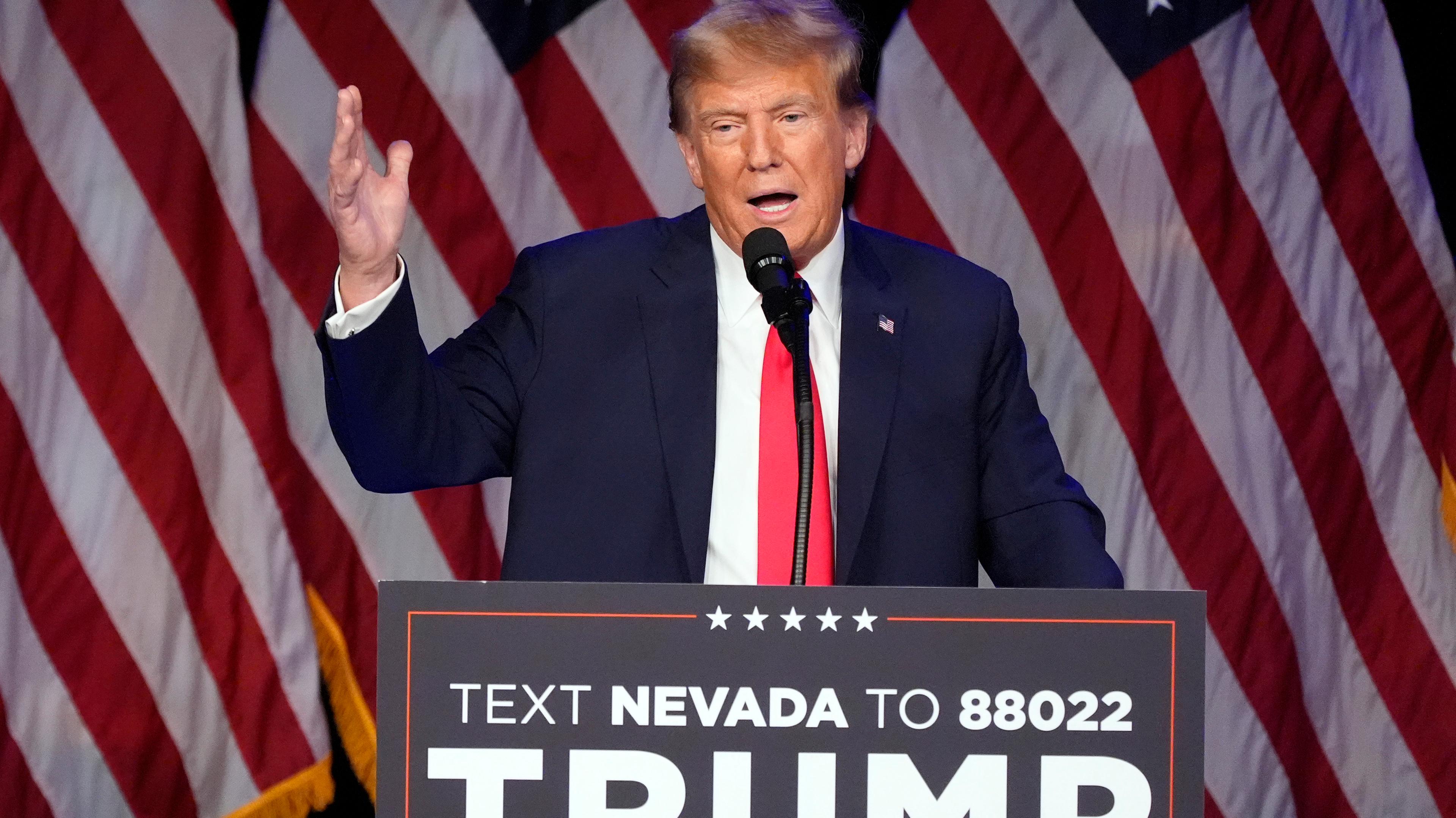 Der republikanische Präsidentschaftskandidat, der ehemalige Präsident Donald Trump, spricht am Donnerstag, den 8. 2. 2024, bei einer nächtlichen Caucus-Kundgebung in Las Vegas. 
