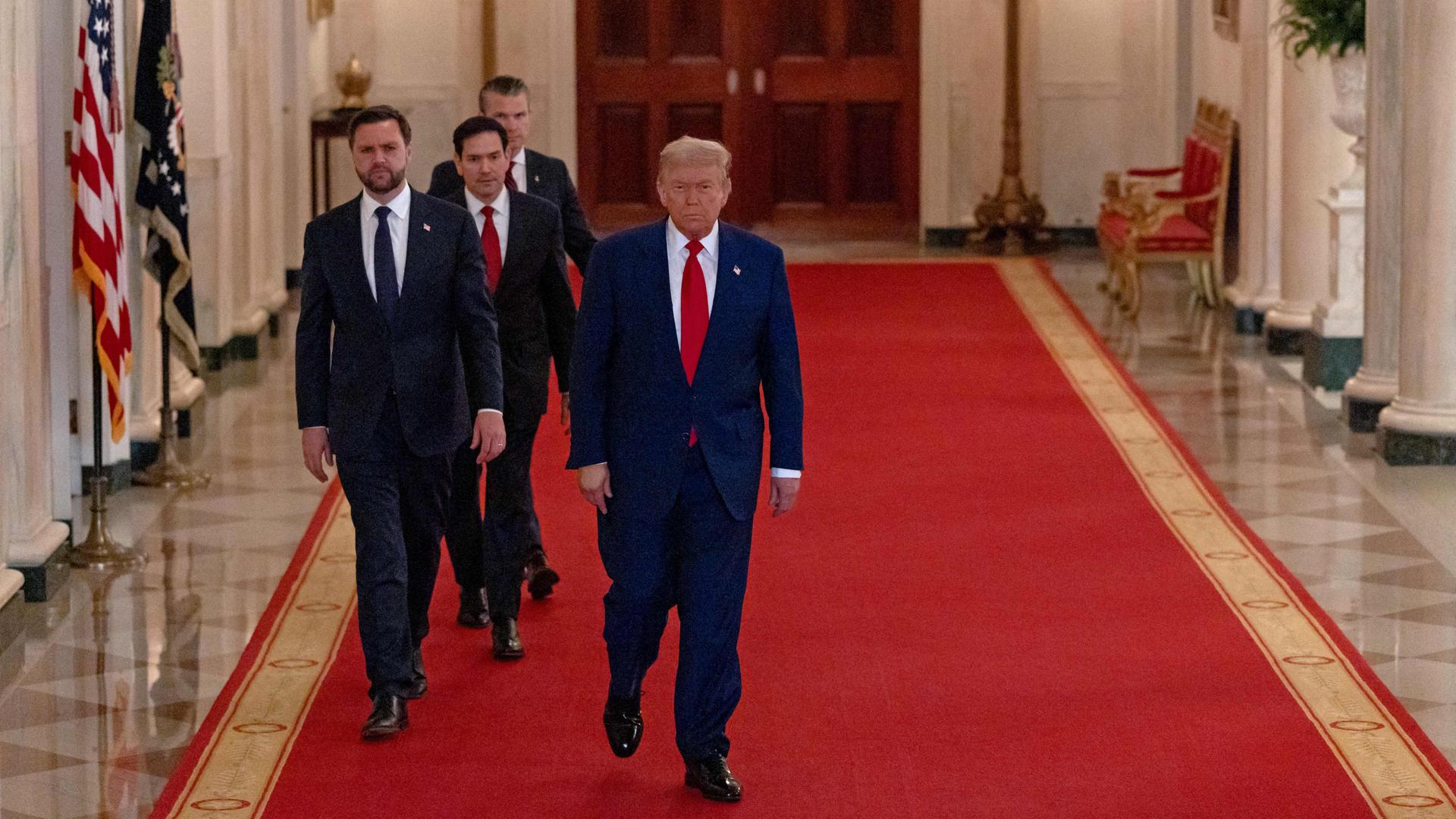 Donald Trump und seine Kollegen auf dem Weg zur Rede der Lage der Nation zum Angriff auf Iran