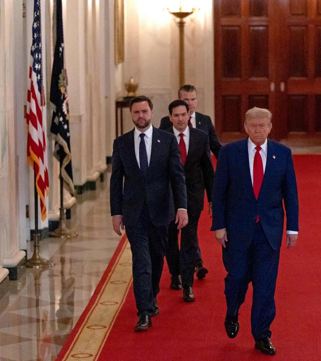 Donald Trump und seine Kollegen auf dem Weg zur Rede der Lage der Nation zum Angriff auf Iran